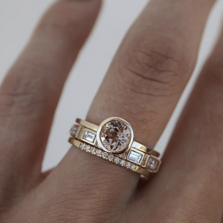 Anel Solitário com Bezel em Ouro